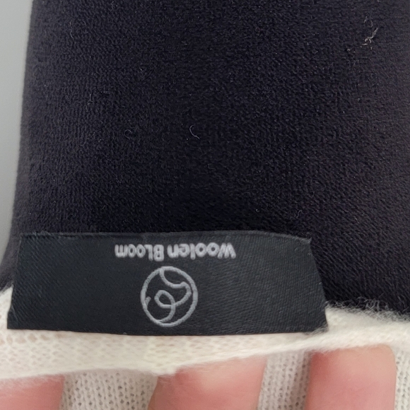 Woolen Bloom Cream Cashmere V-neck Sweater Size Medium - Picture 6 of 8